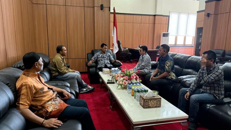 Bupati Haltim Bahas Rencana PLTS 100 MW dengan PLN Sofifi