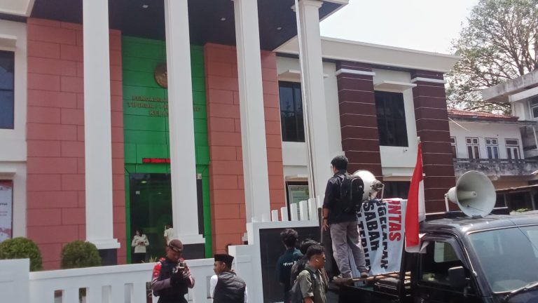 Desak Putusan Berkeadilan, Aliansi Peduli Kemanusiaan Geruduk PN Ternate Kawal Kasus Bataka