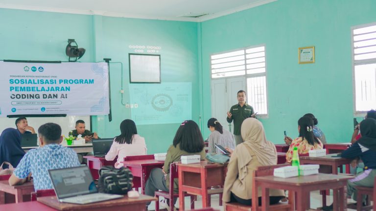 Tingkatkan Kompetensi Digital Siswa dan Guru, Dosen Unkhair Gelar Enam Pelatihan di SMKS Fomarimoi