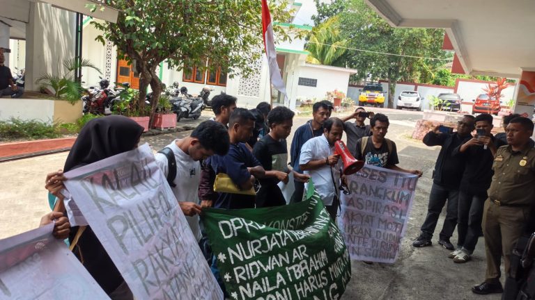 ‎Reses Moti Digelar di Toboko, DPRM Geruduk Kantor Wali Kota dan DPRD Ternate