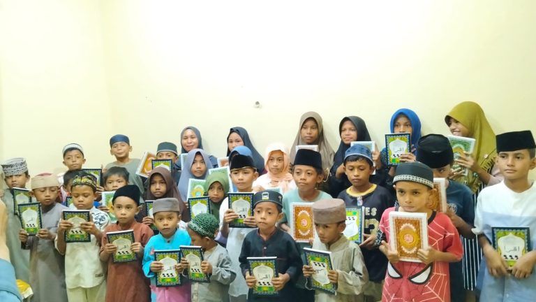 Peduli Pendidikan Al-Qur’an, Hasby Yusuf melalui HY Foundation Salurkan Bantuan Al-Qur’an dan Iqra untuk TPQ Al-Mujahidin di Halmahera Barat