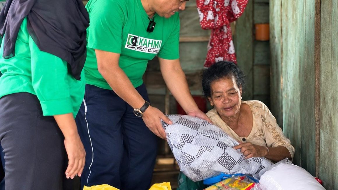 Peduli Lansia di Taliabu, Hasbi Yusuf Salurkan Bantuan untuk Warga Dusun Tanjung Sari