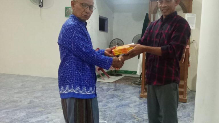 Senator Hasby Yusuf Salurkan Bantuan Al-Qur’an ke Masjid Nurul Mubin Desa Tabapoma